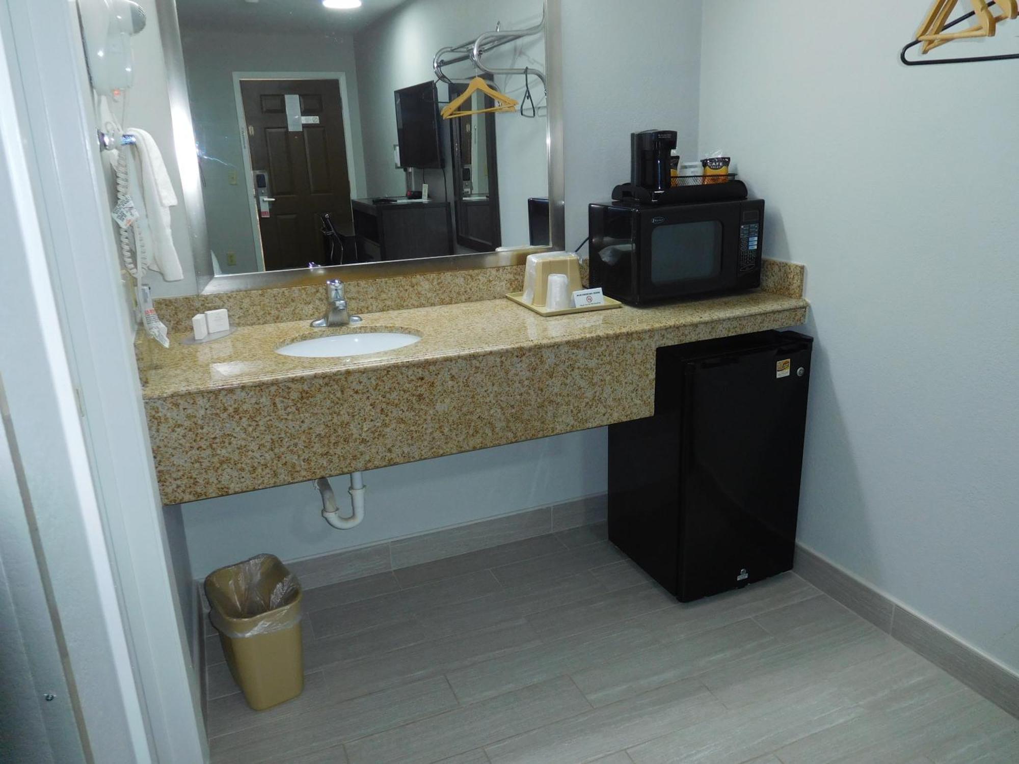 Deluxe Inn Stamford Esterno foto