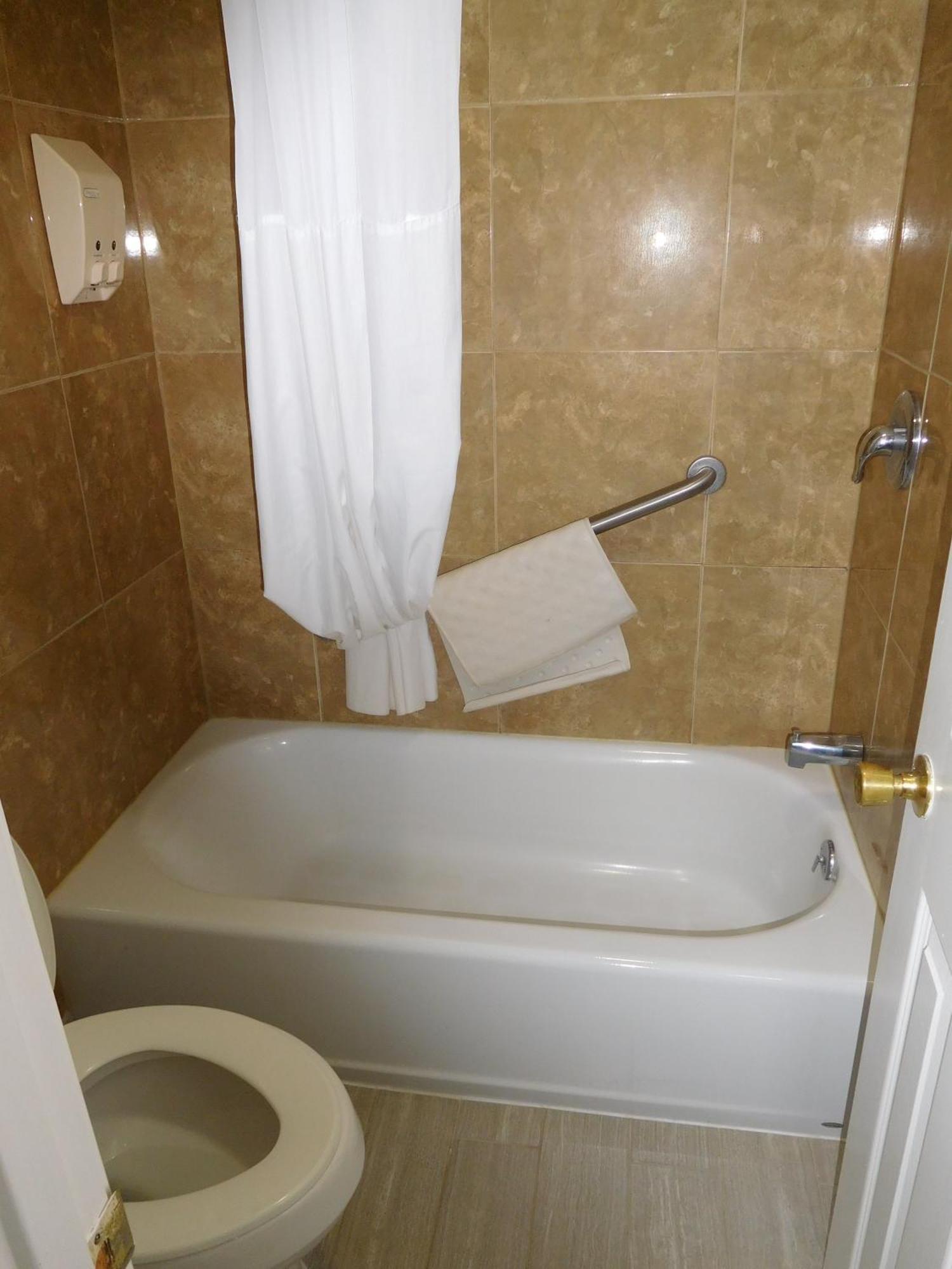 Deluxe Inn Stamford Esterno foto